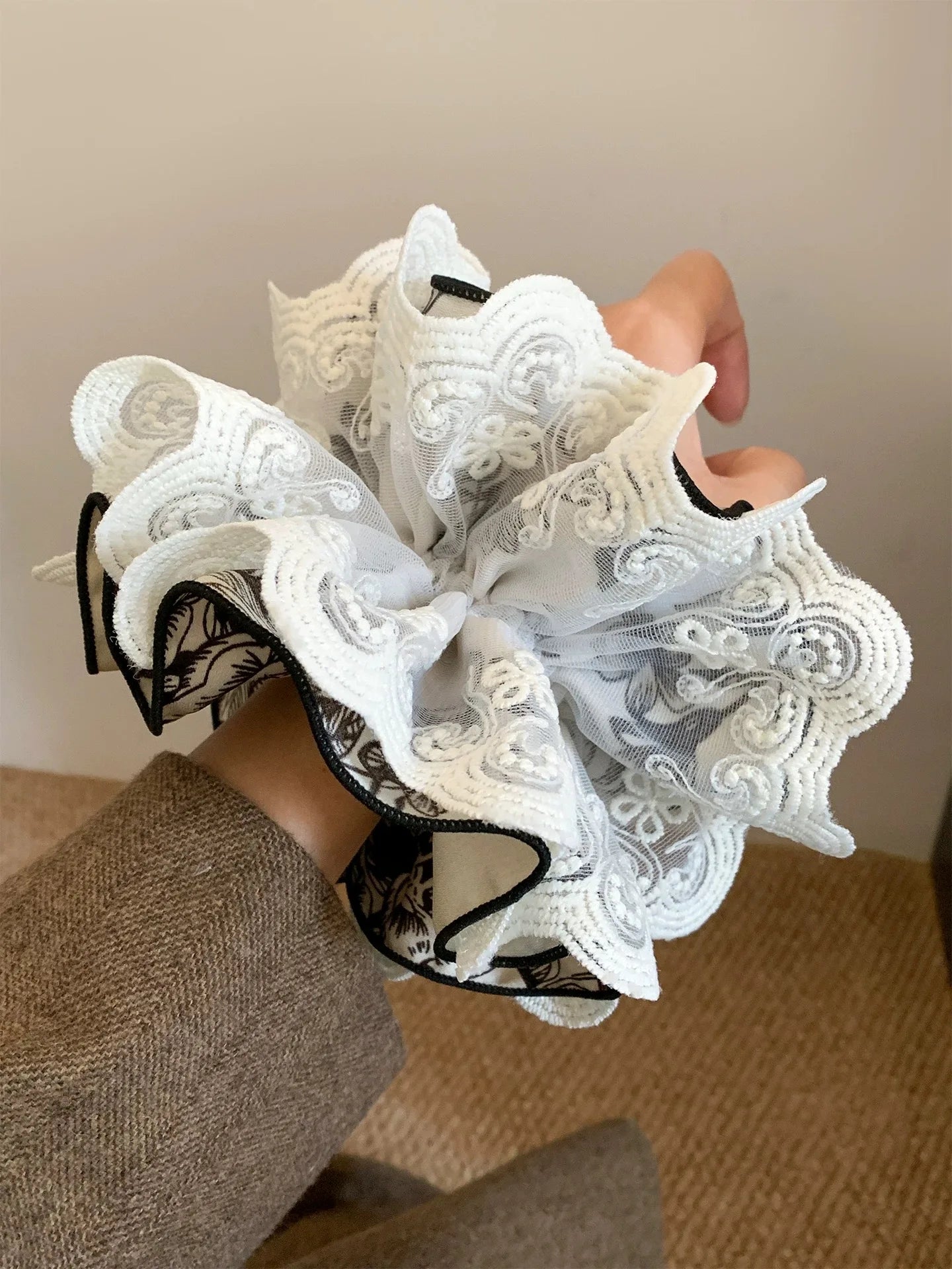 Chouchou Satin Dentelle Florale 4 Couches XL - Élastique Chignon | MDN Store