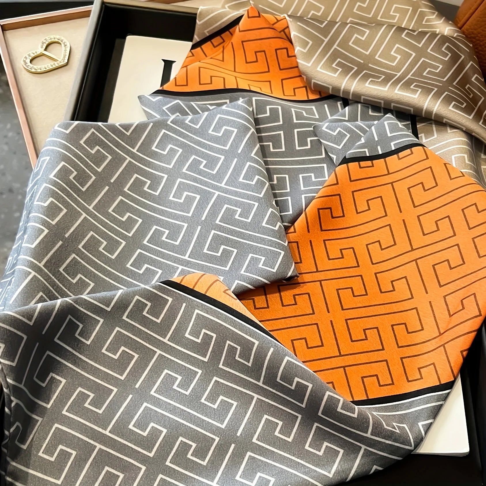 Foulard Soie Imprimé Géométrique Élégant | MDN Store