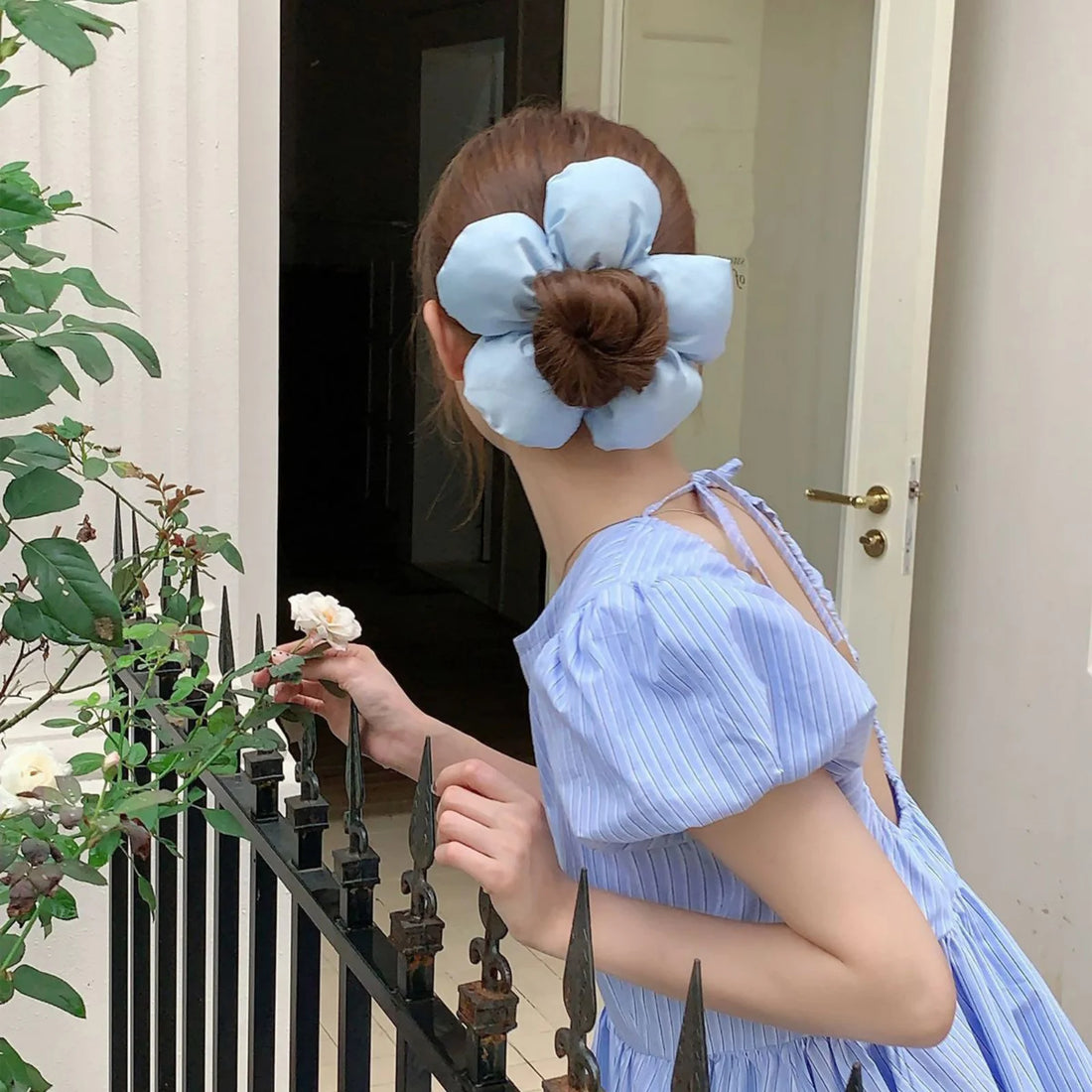 Chouchou Satin Grande Fleur Élégant pour Chignon Femme - Plusieurs Couleurs | MDN Store