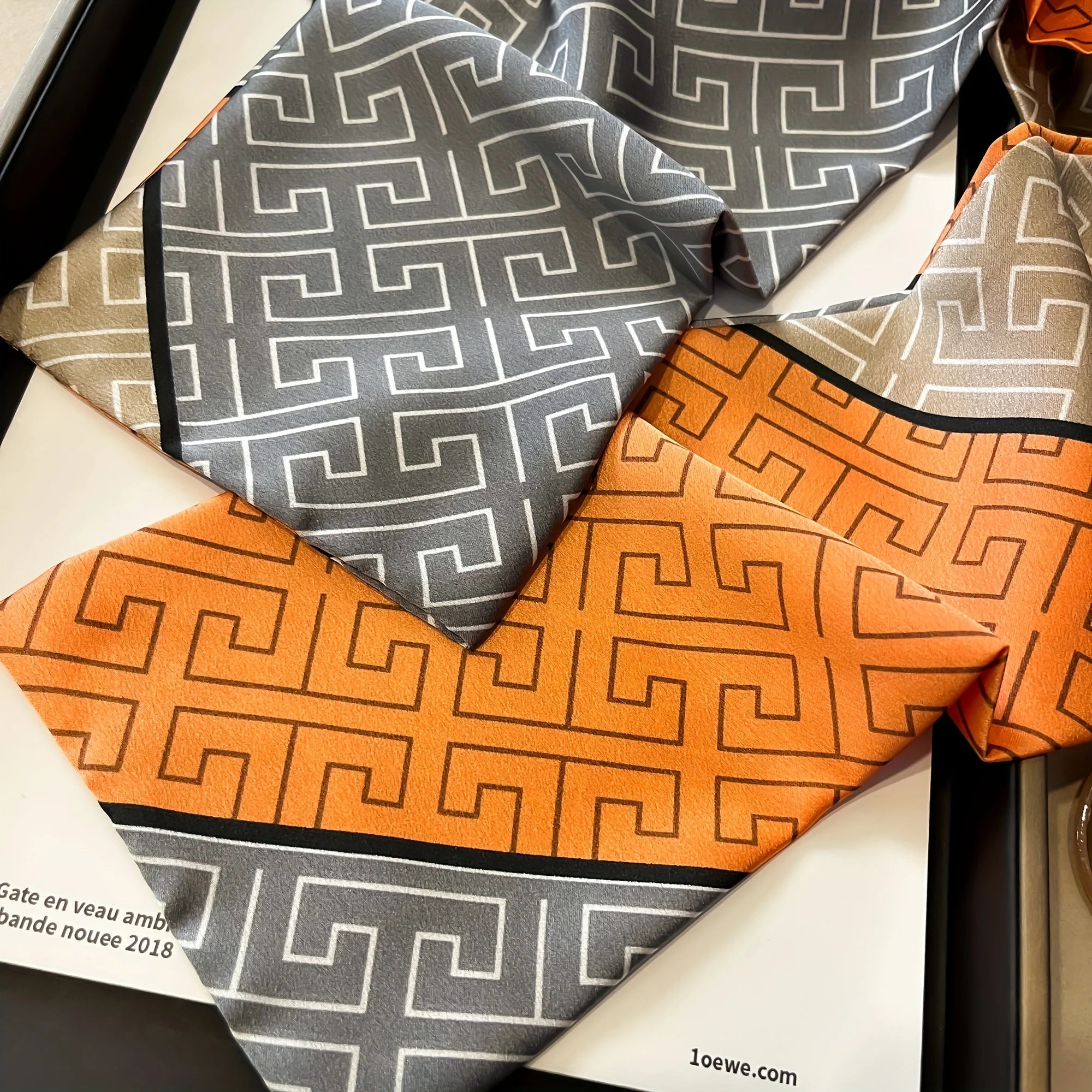 Foulard Soie Imprimé Géométrique Élégant | MDN Store